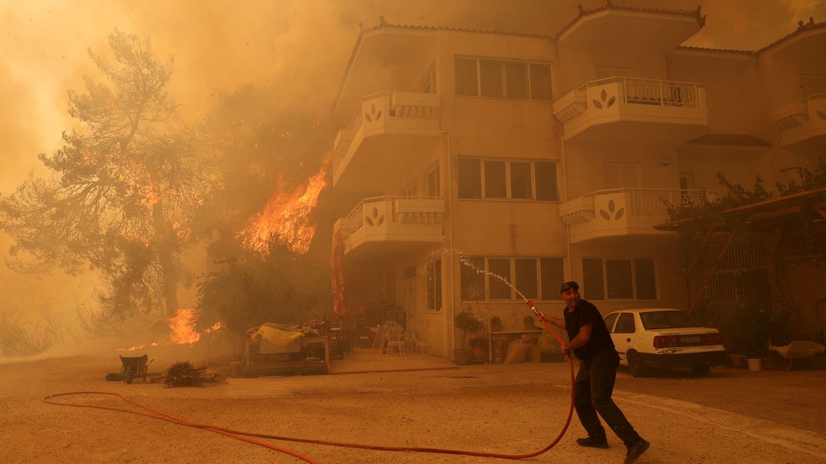 Fotky: Oheň stále pustoší Řecko, hoří i okolí Athén